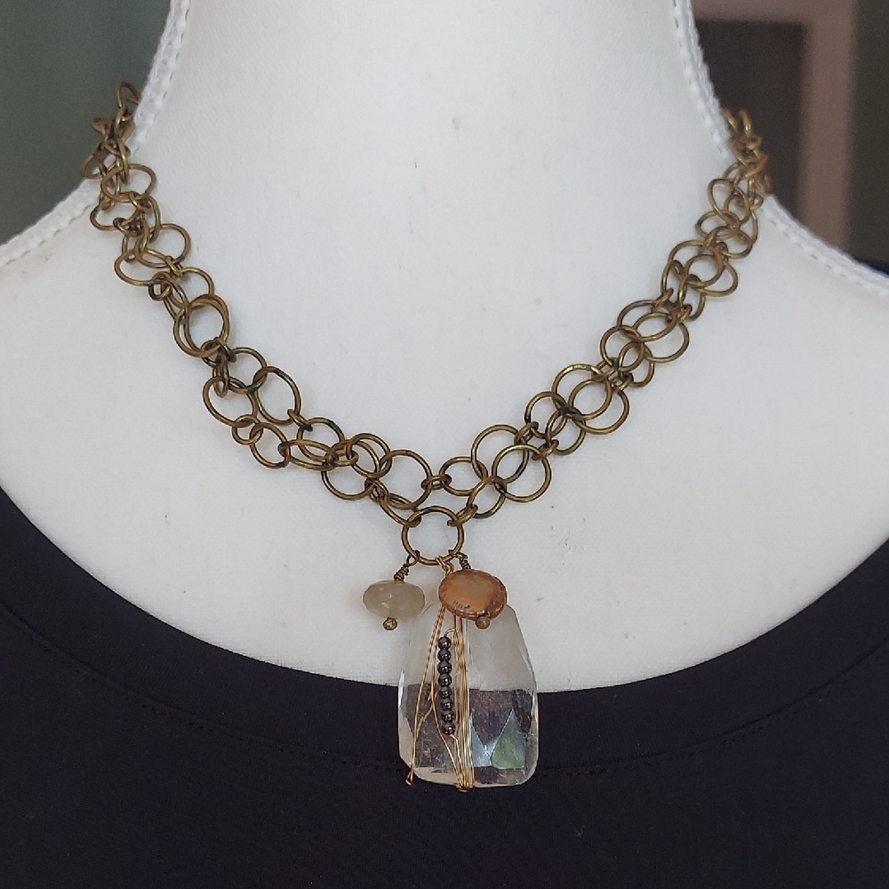 Elegant Gold Chain Necklace with Crystal Pendant